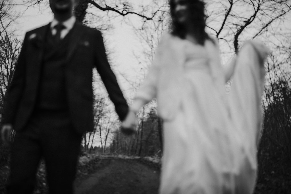 Se marier en hiver photo en noir et blanc