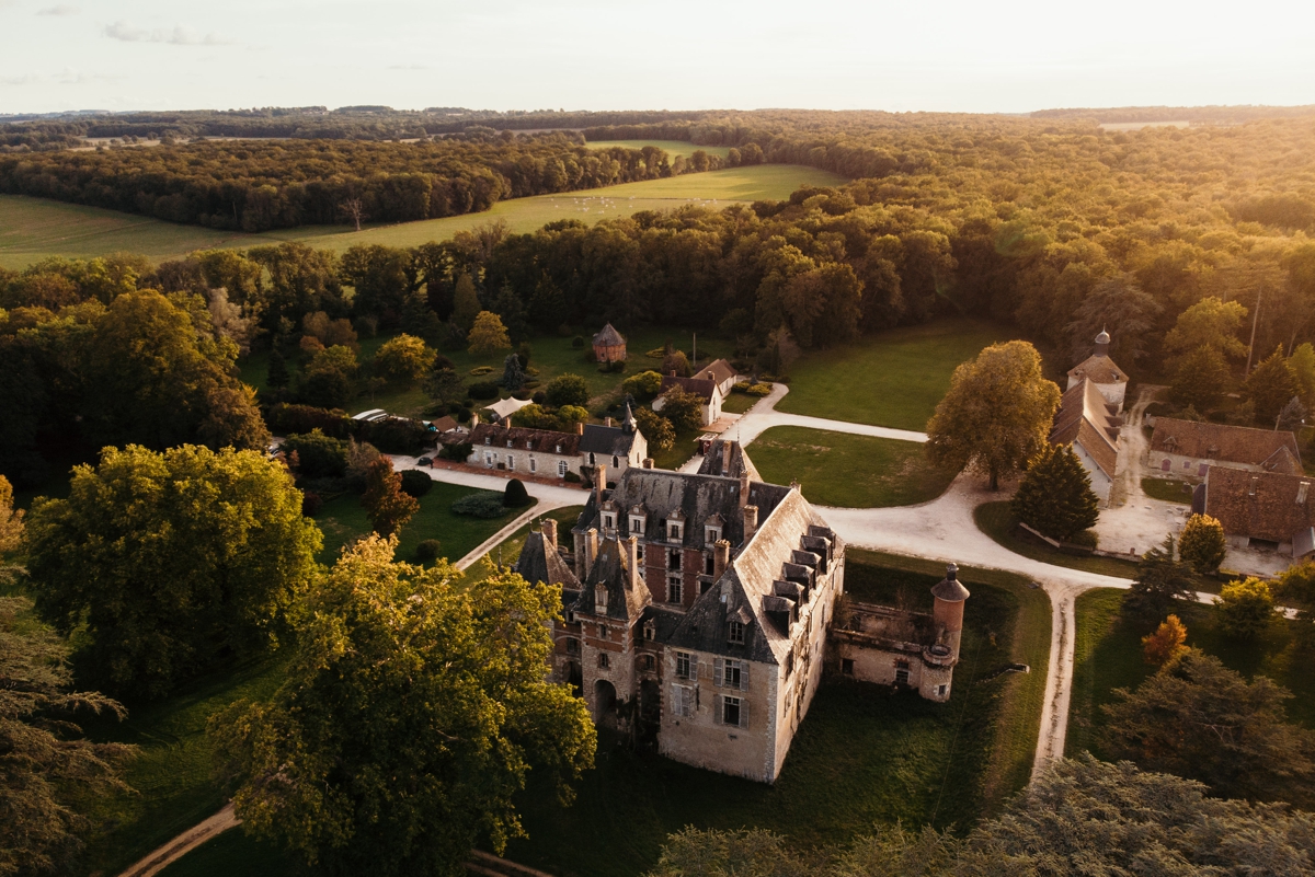 Mariage au Château Courcelles Le Roy vue du château au drone